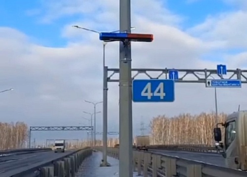 На дороге в тюменский аэропорт Рощино установили шериф-балку