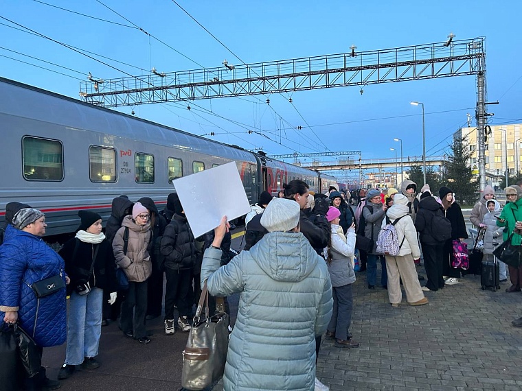 Золотые легенды Тюменской области встретили на вокзале туристов из Челябинска