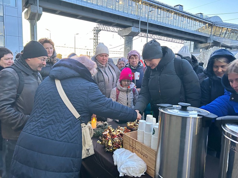 Золотые легенды Тюменской области встретили на вокзале туристов из Челябинска