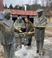 Наталья Карманова на фоне скульптуры, посвященной фильму 