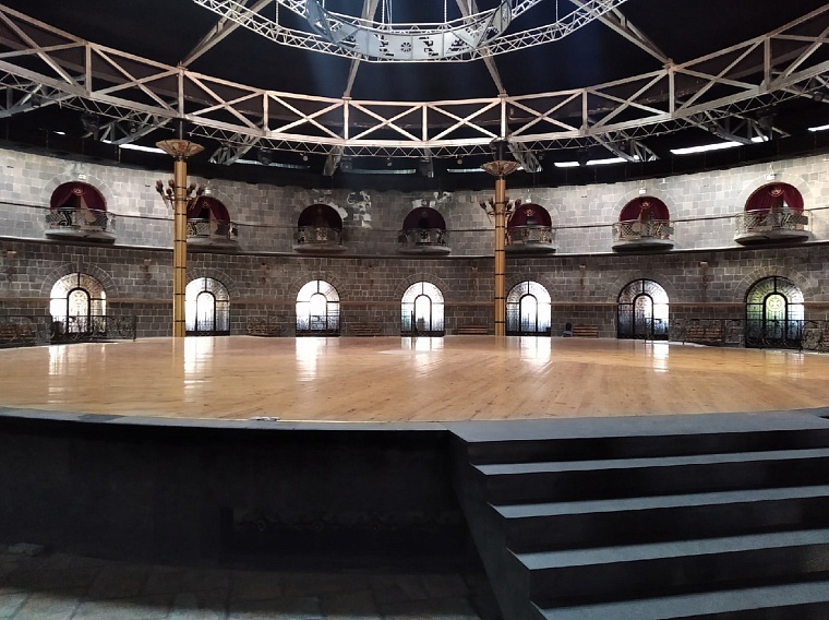 Внутри большая сцена, по стенам - ложи...