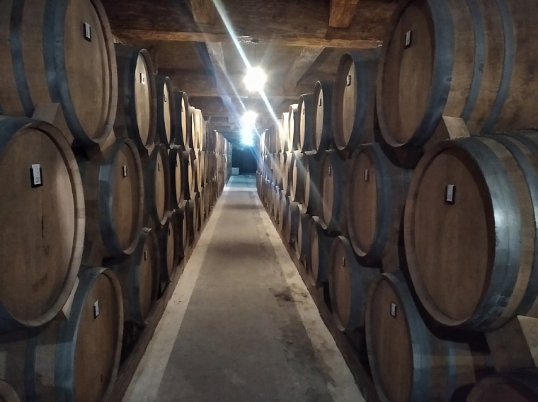 Коньяк, естественно, выдерживается в дубовых бочках