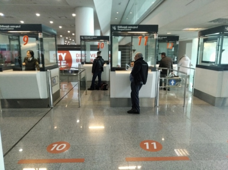 Окошек много, очередь идет быстро