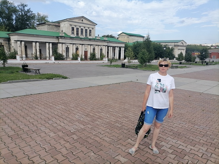 На фоне старинных складов