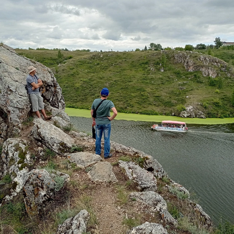 Вид на кораблик со скалистого левого берега