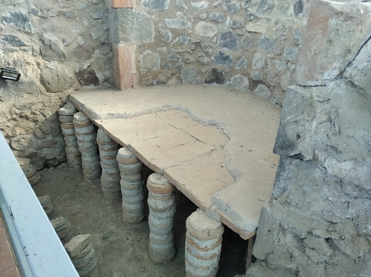 Римская терма, под полом шел дым, нагревающий баню