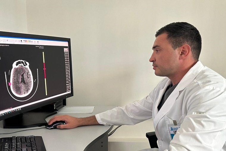 На фото: заведующий отделением лучевой диагностики ОКБ № 2 Рустам Талыбов