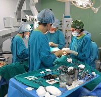 Тюменские хирурги 13 часов вырезали раковую опухоль пациенту из Казахстана