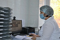 За приемом таблеток туберкулезными пациентами медсестра следит по видеосвязи
