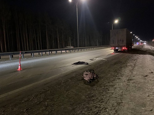 На дороге Тюмень - Боровский - Богандинский вахтовика насмерть сбил большегруз