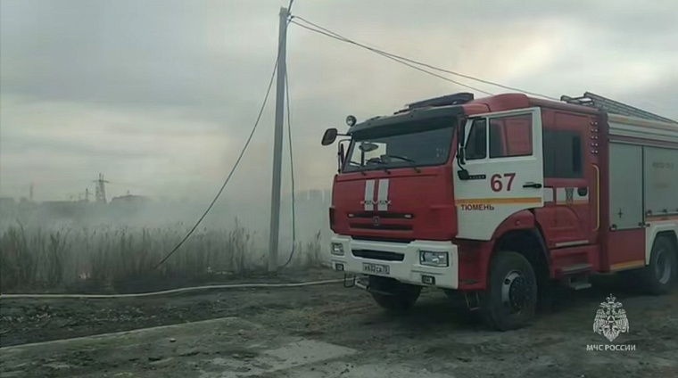 На Велижанском тракте в Тюмени ликвидирован ландшафтный пожар