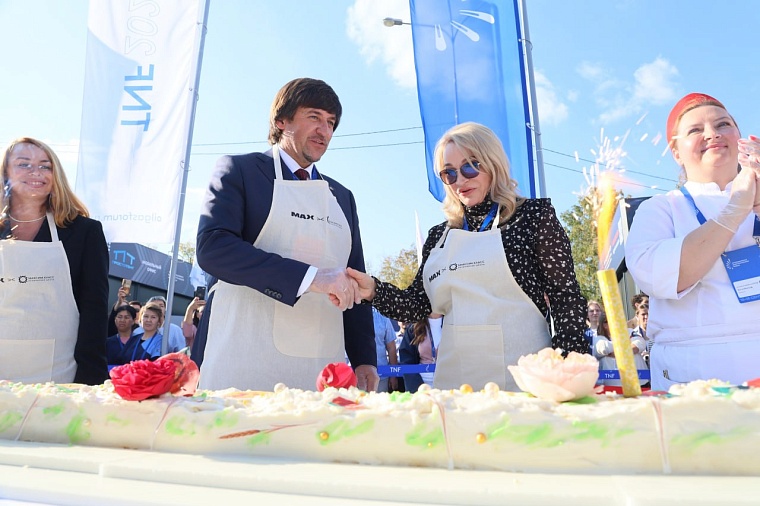 На TNF приготовили 10-метровый торт в виде тюменского махрового ковра