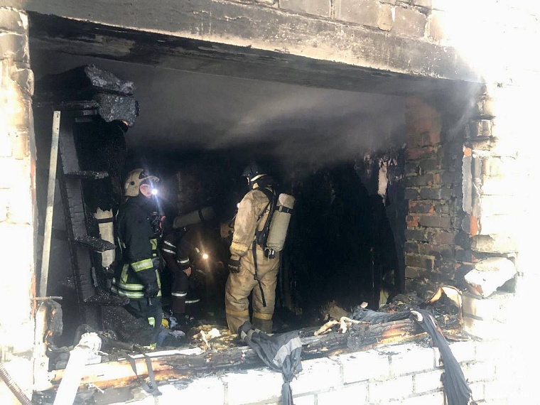 Пятерых тюменцев спасли во время пожара на улице Одесской