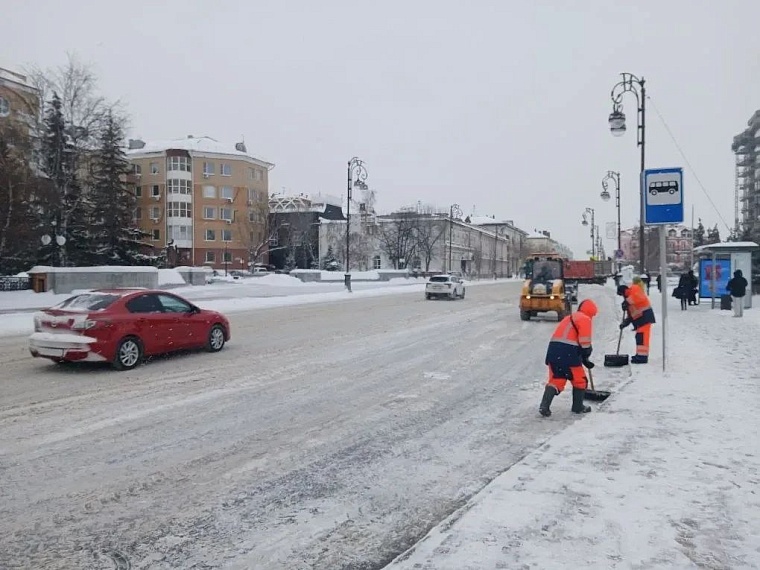 Со снегопадом в Тюмени борются 620 единиц спецтехники и 450 рабочих