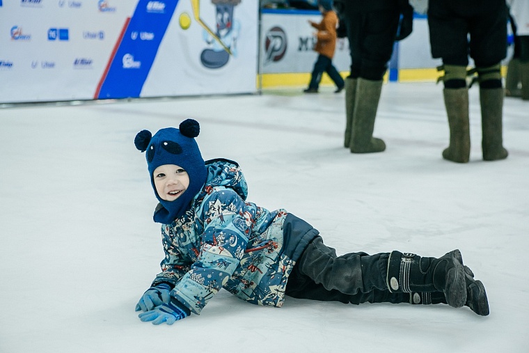 Хоккей на валенках объединил авитаторов