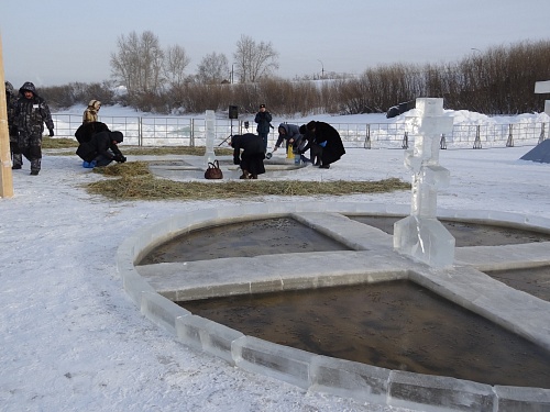 Роспотребнадзор призвал тюменцев не пить воду из крещенских купелей