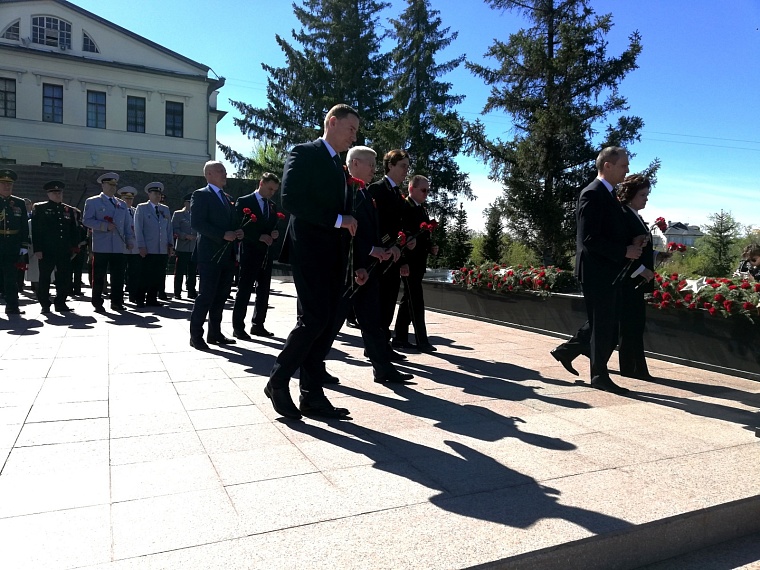 В Тюмени возложили цветы к Вечному огню