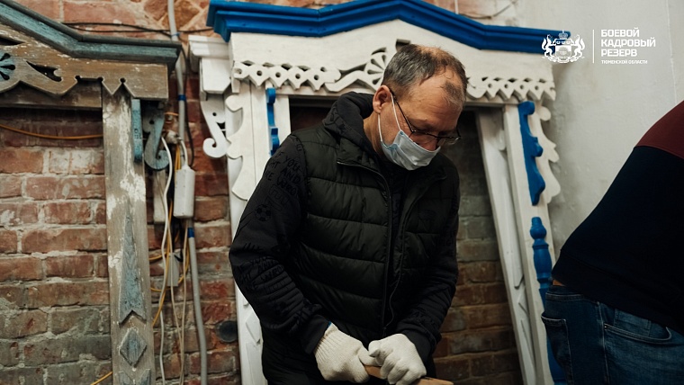 Резервисты приложили руку к реставрации старинных наличников в Тобольске