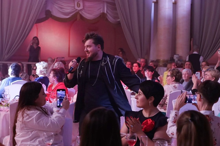 Артисты в Тюмени провели трогательный концерт для жен и матерей бойцов СВО