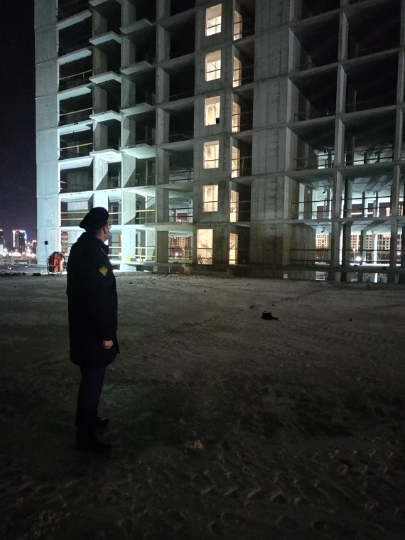 Ночью на строительстве жилого комплекса в Тюмени погиб рабочий