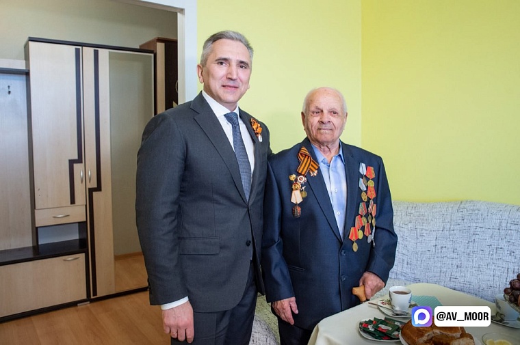 Александр Моор поздравил почетного гражданина, ветерана-фронтовика Николая Иванцова со 100-летием