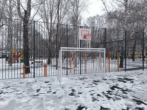 В тюменском сквере Авиаторов обустроили новую спортивную площадку