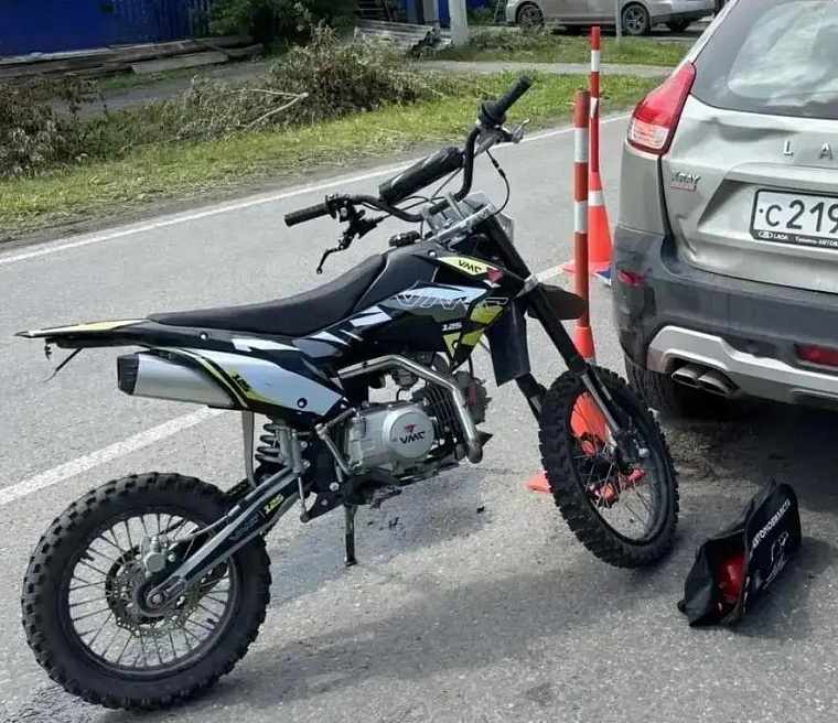 В Заводоуковске питбайк въехал в «Ладу Эксрей»