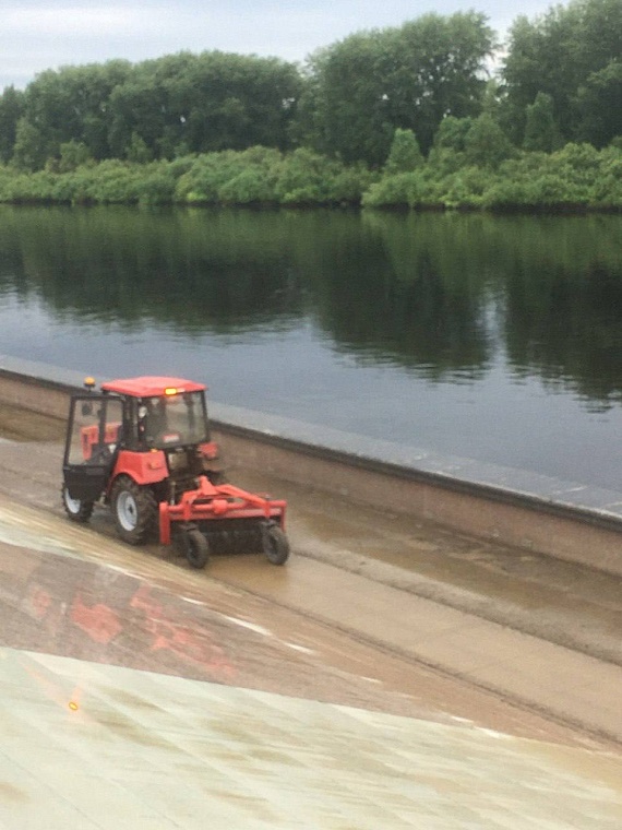 В Тюмени набережную Туры отмывают после паводка