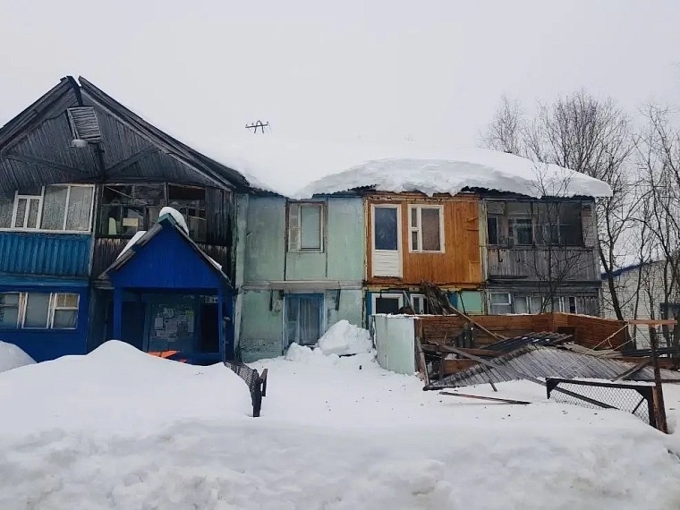 В ХМАО снег с крыши сошел вместе с балконами