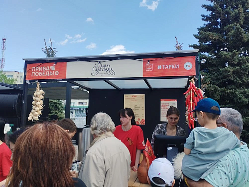 В центре Тюмени проходит гастрономический фестиваль «Привал Победы»