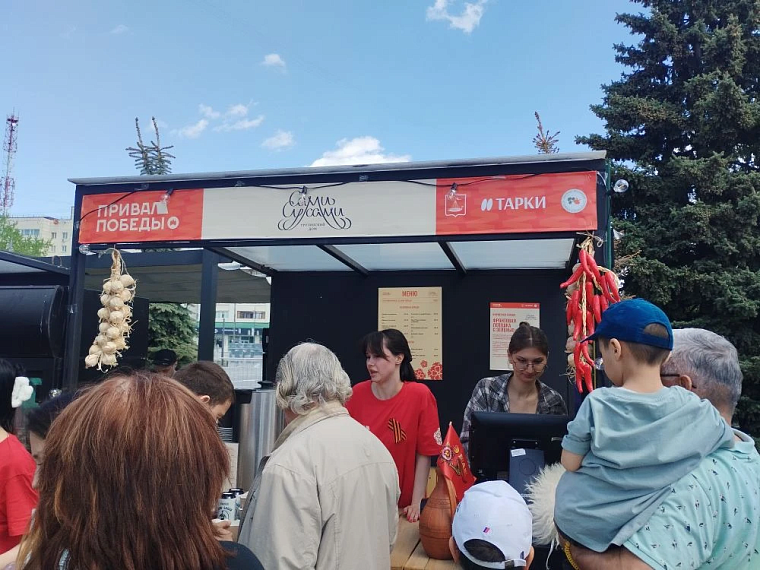 В центре Тюмени проходит гастрономический фестиваль «Привал Победы»