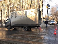 В Тюмени грузовой автомобиль на "зебре" сбил школьницу