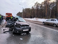 На трассе Тюмень - Омск легковой автомобиль столкнулся с двумя грузовиками