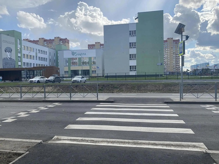 В Тюмени оборудовали пешеходный переход к новой школе в Ямальском-1