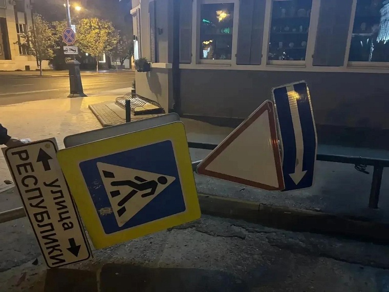 В центре Тюмени после ДТП сгорел мотоцикл, водитель сбежал