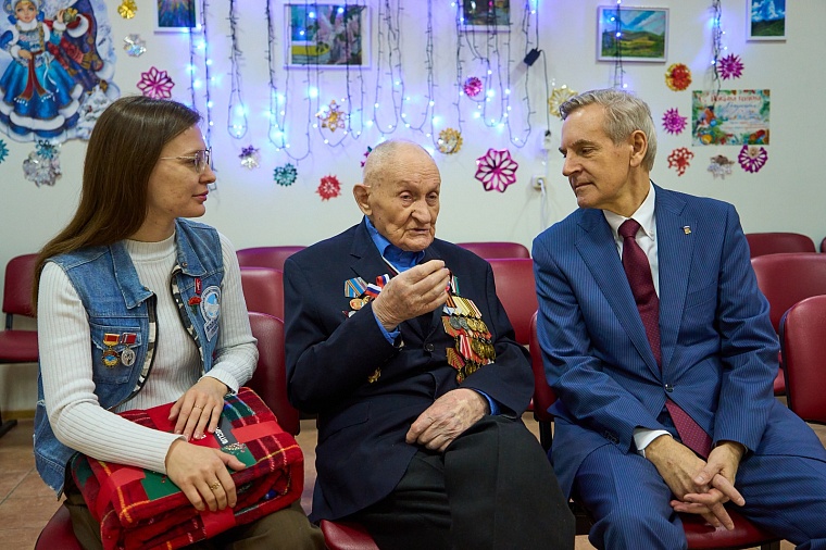 Андрей Артюхов поздравил 101-летнего фронтовика с новогодними праздниками