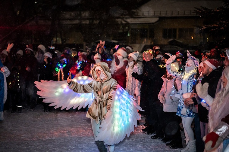 У детской больницы в Тюмени прошел "Самый добрый флешмоб"