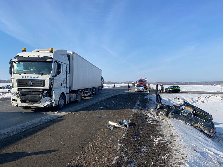 На трассе Тюмень - Омск под Заводоуковском в ДТП с фурой погиб водитель «Нивы»