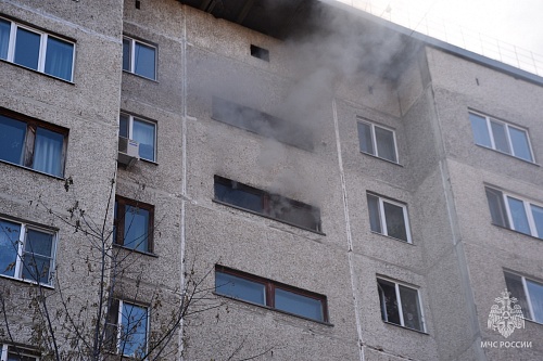 В многоэтажке в центре Тюмени тушили пожар