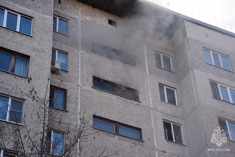 В многоэтажке в центре Тюмени тушили пожар