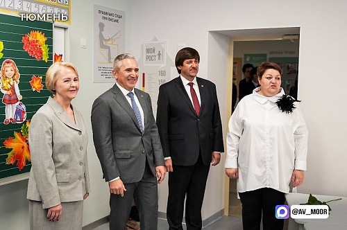 Александр Моор разделил радость Дня знаний с учениками и педагогами тюменской школы №22