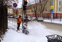 Для уборки снега в Тюмени задействовали мотощетки