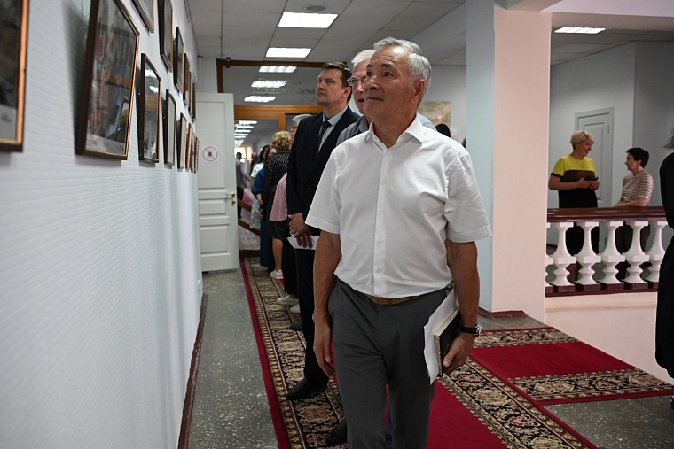 В Тюменской облдуме открылась фотовыставка, рассказывающая о преступлениях украинского неонацистского режима