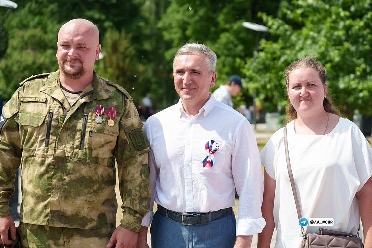 В День России Александр Моор вручил благодарственные письма семьям участников СВО