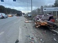 В Тюмени на месте проведения дорожных работ легковой автомобиль врезался в грузовик