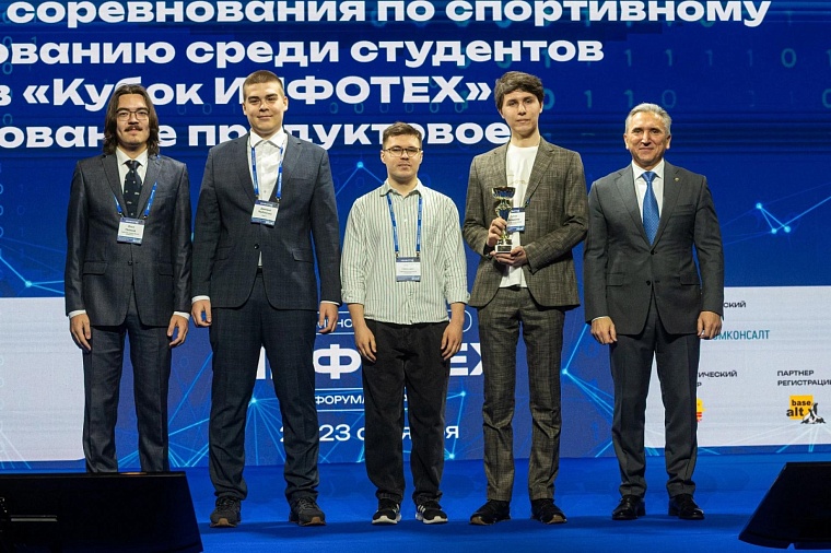Александр Моор вручил награды победителям чемпионата по робототехнике и программированию на Кубок губернатора