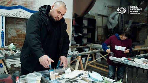 Резервисты приложили руку к реставрации старинных наличников в Тобольске