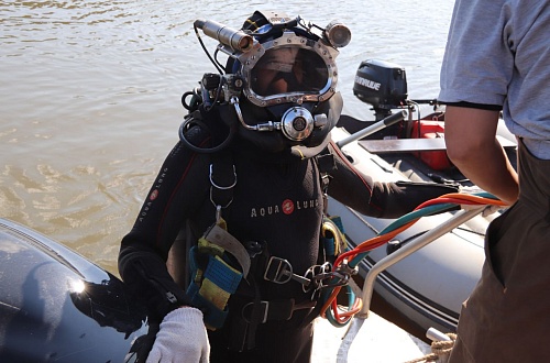 Перед ледоставом водолазы проверяют дюкеры на дне Туры для водоснабжения Тюмени