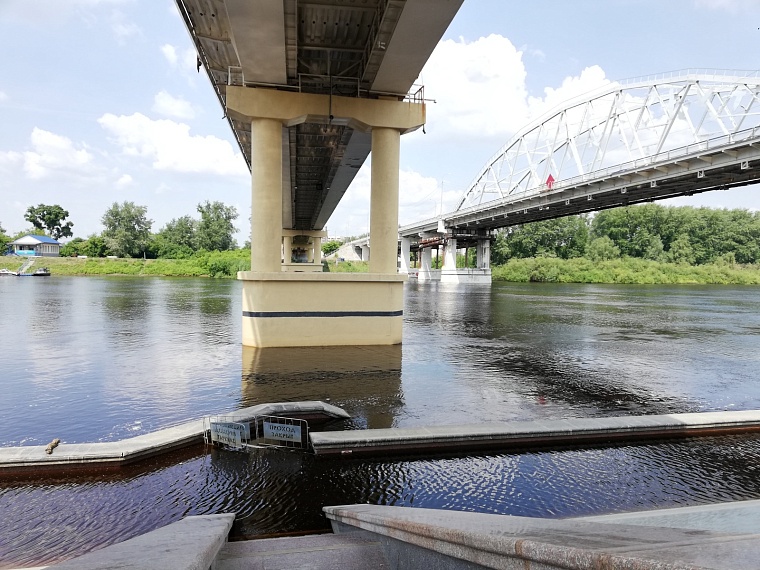 В Тюмени снижается уровень Туры: из-под воды показались перила
