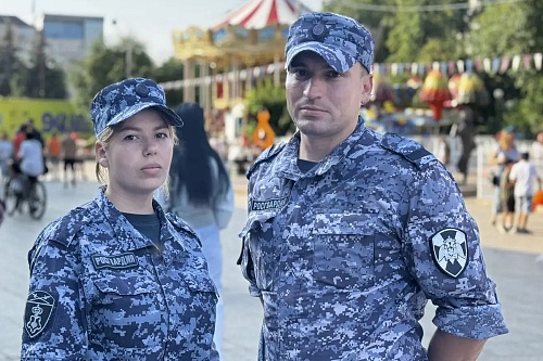 В День города тюменские сотрудники Росгвардии вернули екатеринбурженке потерявшихся детей
